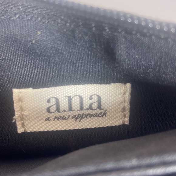 Crossbody clutch perfect for game day - Picture 3 of 7